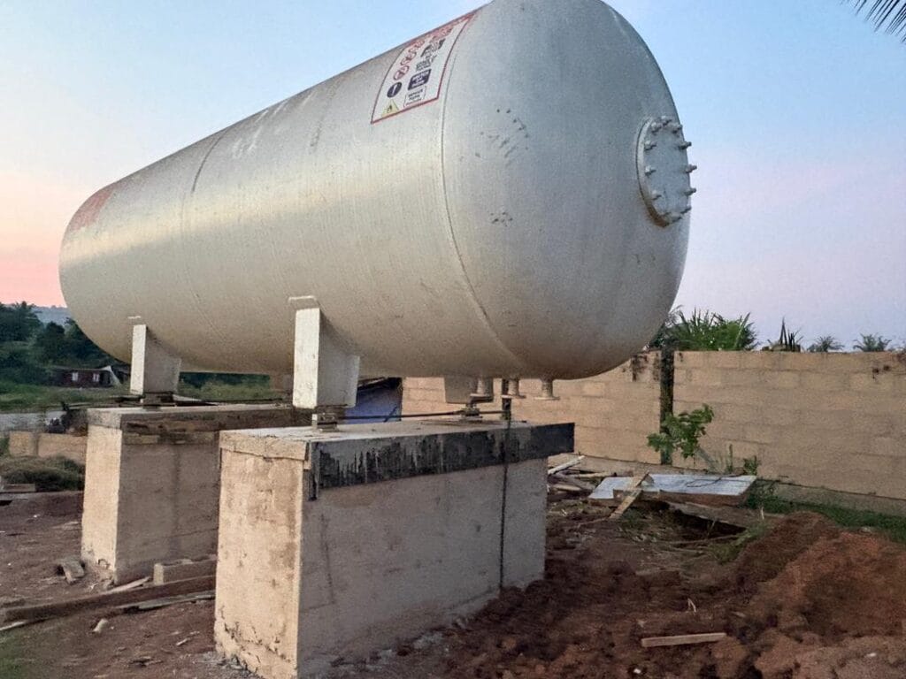 Industrial 100-ton LPG gas tank with high-accuracy load cells for inventory monitoring and safety compliance.